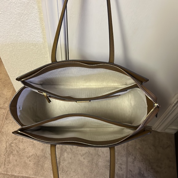 Tory Burch Robinson Pebbled Tote - Picture 12 of 16